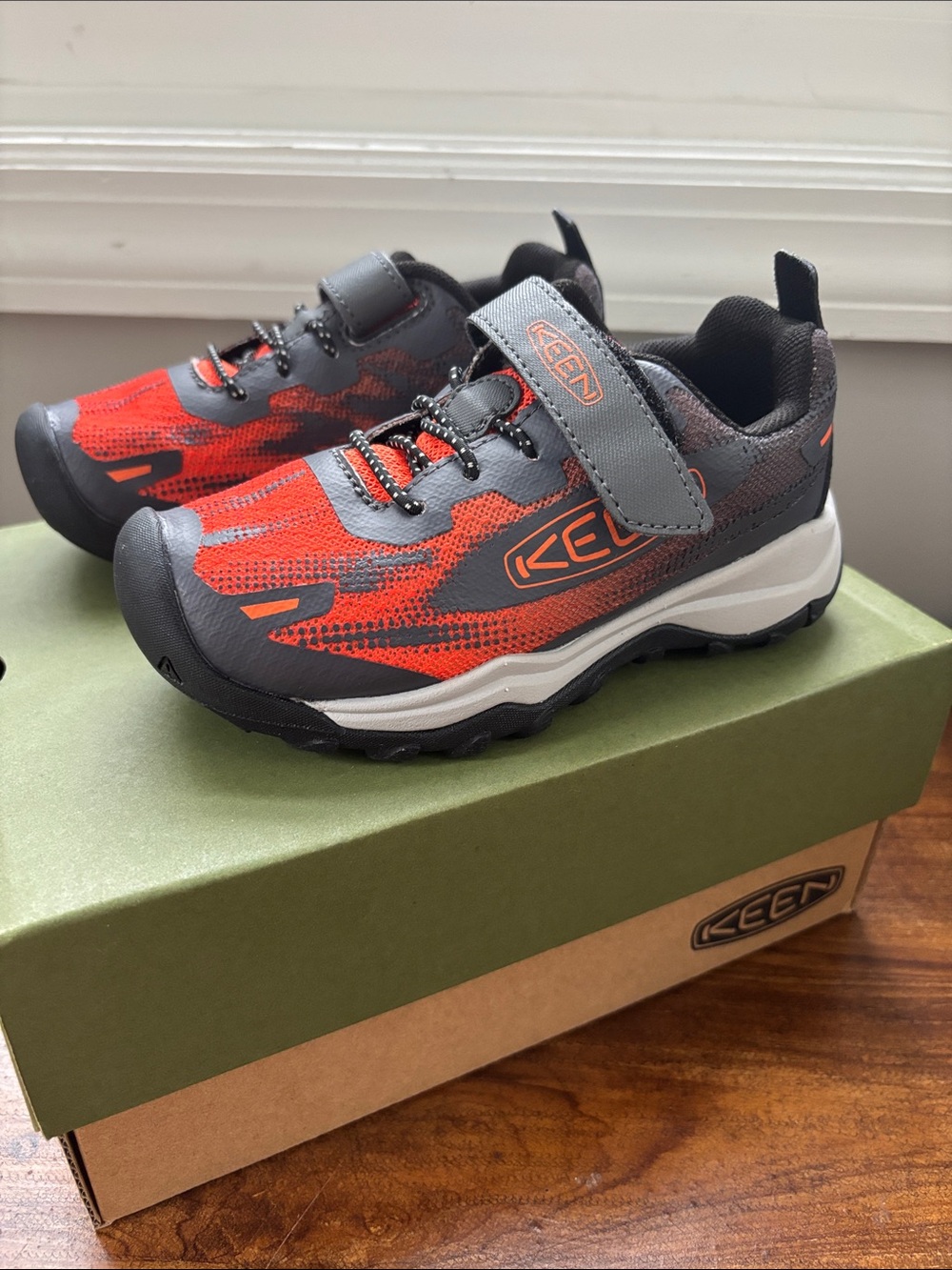 New in Box KEEN Wanduro Speed Kids Hiking Shoes β Magnet/Scarlet Ibis